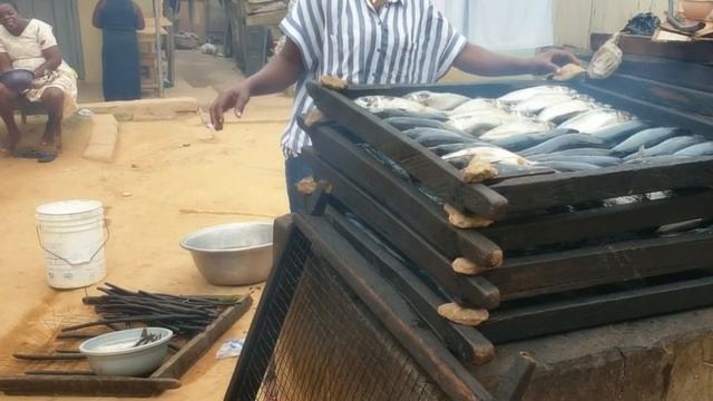How Ghana's Most favorite Salmon is smoked 🤔 ||Mackerel fish|| Cape Coast 🇬🇭