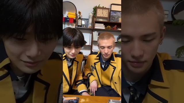 Stray Kids надели школьную форму спустя 8 лет смотреть онлайн