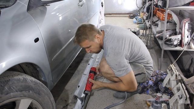 Как приклеить на герметик пороги если оторваны крепления. Также можно установить обвесы, спойлера смотреть онлайн