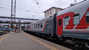 ЭП20-067 с фирменным поездом № 101 отправляется со станции Ростов-Главный