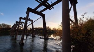 2024_10_05 Журчит река Ишим под старым мостом-юбиляром