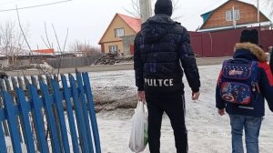 Хитрая.Брат ухаживает за мной.