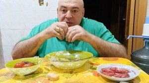 Мукбанг. Суп с фрикадельками, дорогая колбаса, огурчики и помидорчики. Как меня Божья кара настигла.