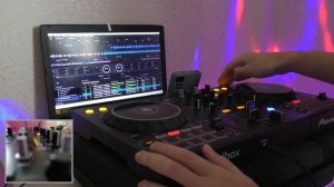 голый dj играет на контроллере