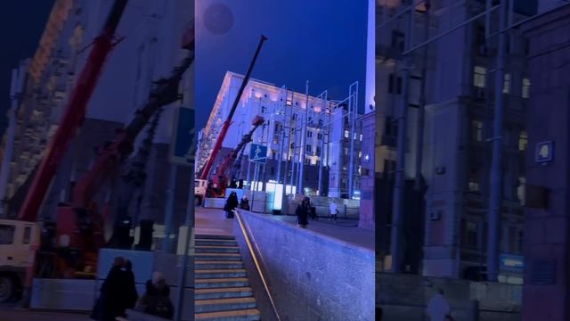 Москву начали украшать к Новому году #moscow #Москва #подготовка_к_новому_году #новыйгод #новый2025 смотреть онлайн