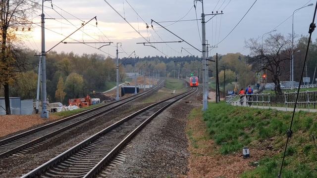 Октябрята на киевском ходу! Ласточка ЭС2Г-010 в аэропорт Внуково по Переделкино