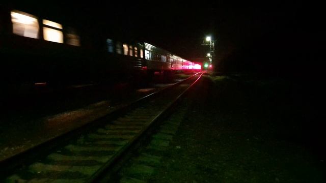 ЧС7 с поездом 742 Белгород-Москва уходит в темноту по Шараповой Охоте, меня заметили, Спасибо!