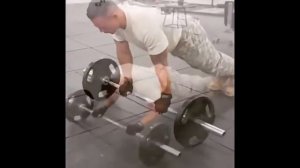 Американский солдат зашел в спортивный зал