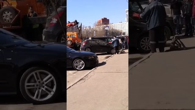 Как эвакуируют машины...