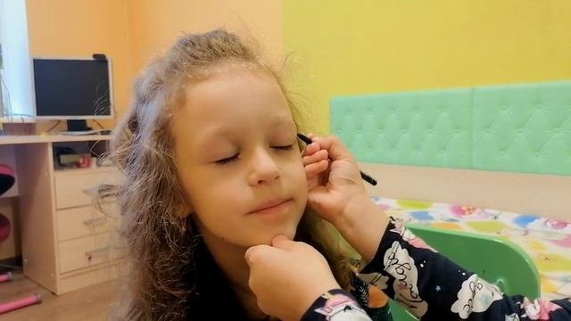 Макияж детской косметикой