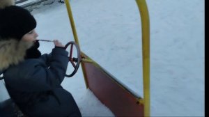 Гуляем с Денисом на детской площадке в парке