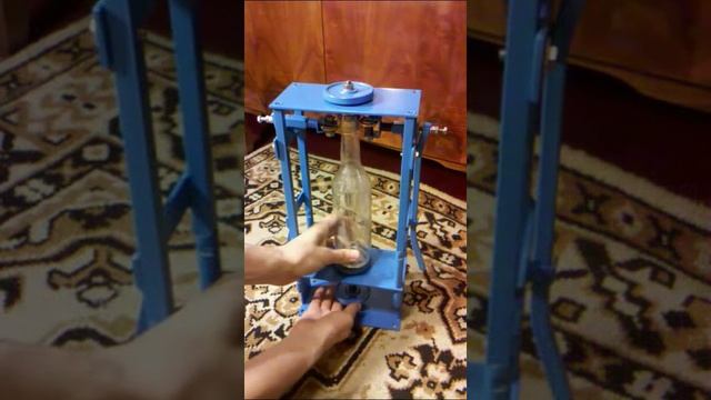 Демо процесс закатки бутылки ручной закаточной машинкой смотреть онлайн