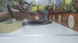 Купание снегиря в ладошках.