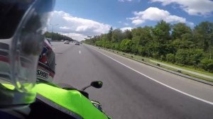 Прокатил девочку в трафике на спортбайке Aprilia RSV4 – скорость за 200 км/ч, а она совсем не боится