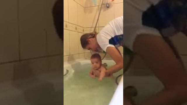 Mr.Kirill учиться плавать!!! смотреть онлайн