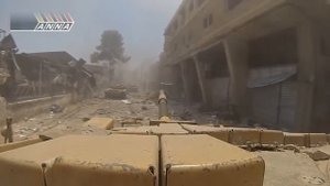 СИРИЯ Танковые бои по улицам мирных городов Сирии Документальное видео
