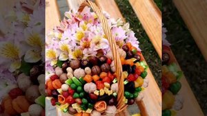 Корзина из сухофруктов и орехов.