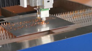 Демонстрация работы лазерного станка с ЧПУ производства "BEKE"