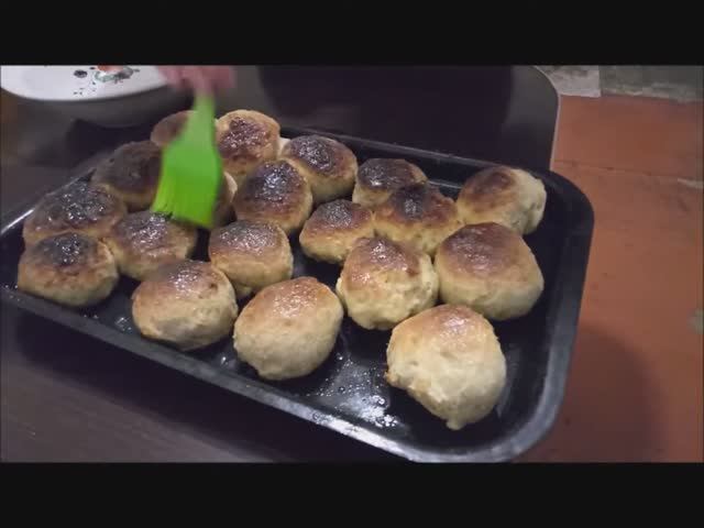 КАК ПРИГОТОВИТЬ ПРОСТЫЕ И ВКУСНЫЕ БУЛОЧКИ К ЧАЮ. (рецепт в описании).