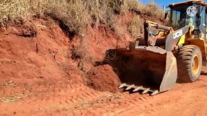 pá carregadeira jcb 422zx finalizando serviço