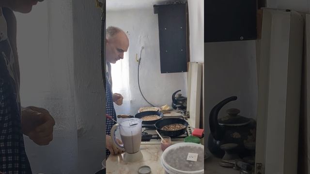 Блины на двух сковородках сразу