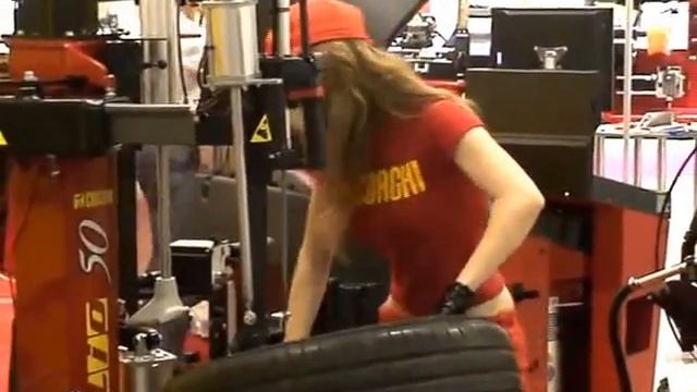 Tyre Changer CORGHI, ARTIGLIO 50 ,  шиномонтаж. Шиномонтажный станок.Девушка  шиномонтажник.