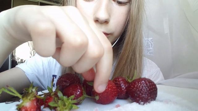 Ем клубнику🍓/Eating strawberries🍓. АСМР с NastyArchi❤/ASMR by NastyArchi❤ смотреть онлайн