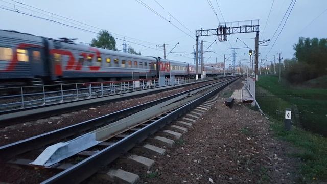 ЭП2К-? в тяге гудит с длинным пассажирским поездом №17 Москва-Саратов - майские перевозки у Бирюлёво