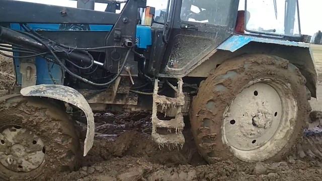 Трактор в грязи