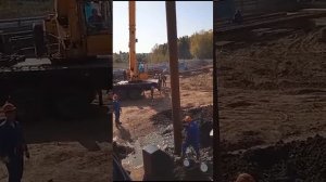 Погружение трубы длиной ~18.5 метров 💪 Услуги бурения тел. +7 (985) 185-77-77.