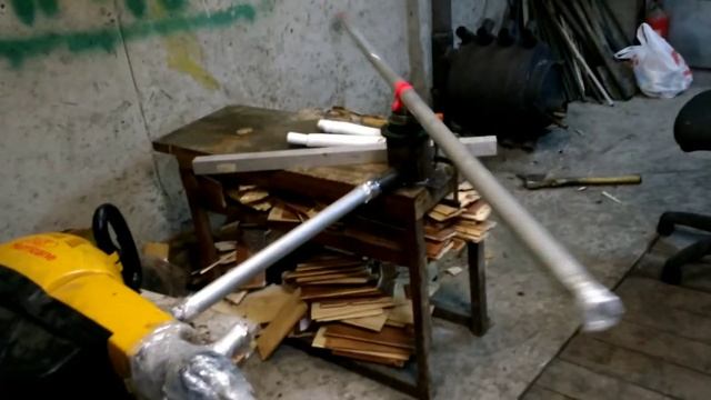 Тангенциальная тяга радиально истекающего закрученного течения воздуха  или вихревой привод.