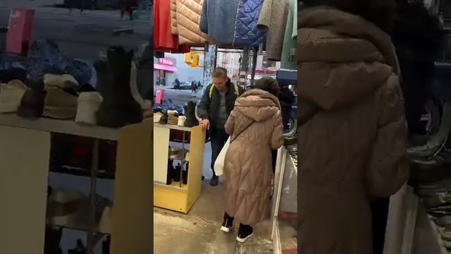 Обкуренный пытается зайти в магазин