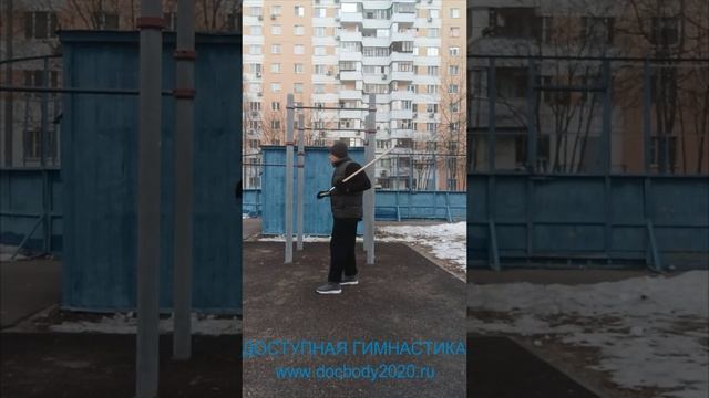 Упражнения с деревянным двухсекционным шестом Лянцзегунь (15)