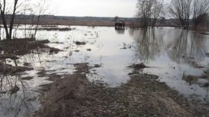 Уазик на Белках проезжает воду