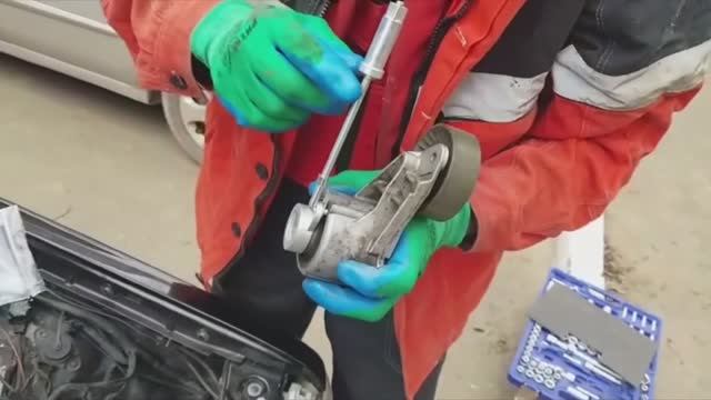 Замена натяжителя , поликлинового ременя. Мерседес w201 190 м102 смотреть онлайн