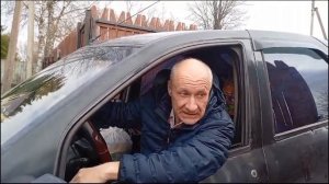 Французский трактор Рено Логан преодолевает весеннюю грязь