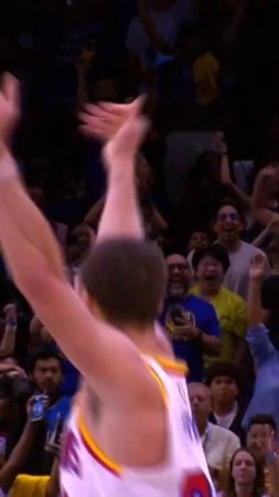 Steph Curry nails his 12th three!