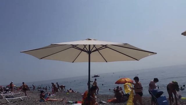 На пляже чёрного моря. Адлер смотреть онлайн