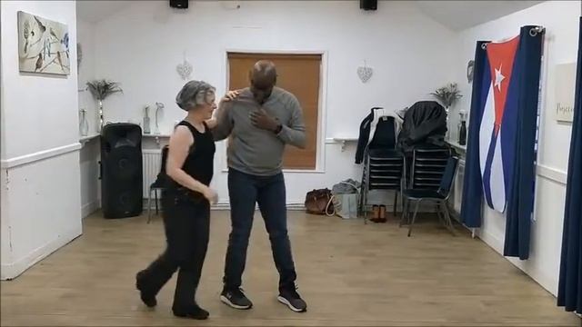 Cuban salsa moves - Cuban walk and enchufla смотреть онлайн