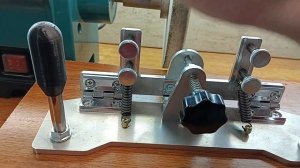 Приспособление для вышлифовки парикмахерских ножниц.