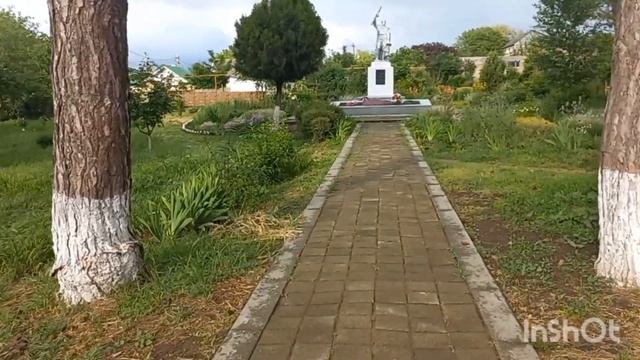 Участок на асфальте в живописном месте