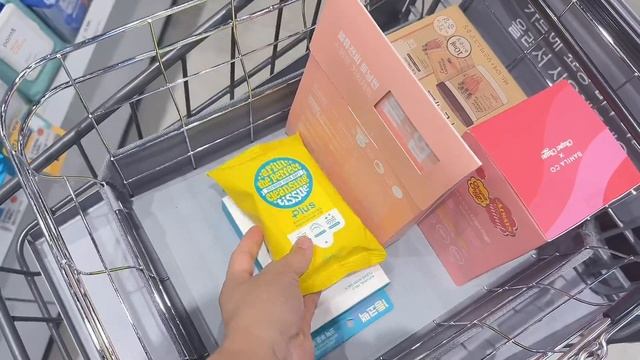 shopping in Korea vlog 🇰🇷 skincare & makeup haul ✨ summer essentials at Oliveyoung 올영새일 смотреть онлайн