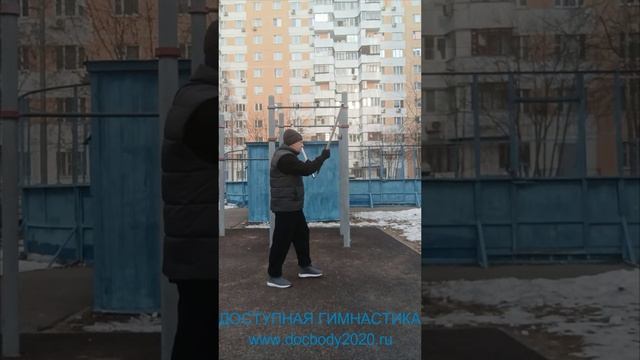 Упражнения с деревянным двухсекционным шестом Лянцзегунь (9)