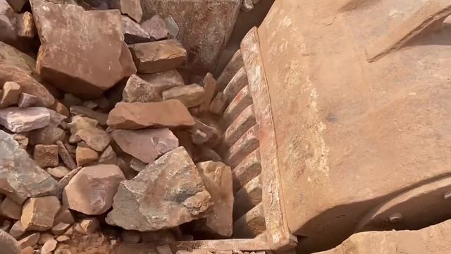Строительство, дробление щебёнки