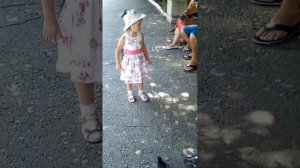 Яся гладит голубя!!!