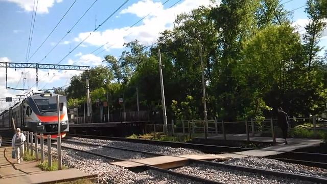 Электропоезда «ЭШ2-025» (Двухэтажный Аэроэкспресс) и «ЭП2Д-0035» на станции МЦД-1 (D1) «Дегунино» смотреть онлайн