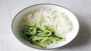Весенний салат из овощей с яблоком и редькой