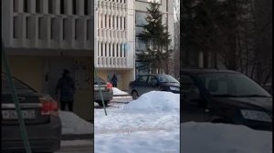 🔪 Мужчина с ножом угрожает в потасовке на Сурова, 19  Непонятные разборки произошли у дома на одной