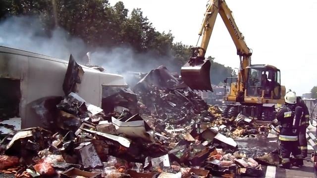 Felborult és kigyulladt egy kamion a sztrádán смотреть онлайн