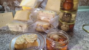 Домашнее сыроделие, приготовила сыр " Сусанинский" и "Рабиолу с грецким орехом".